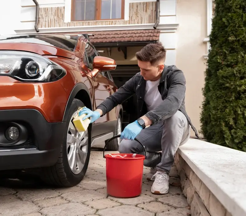 Lavage auto à domicile Cuhon : professionnel intervenant sur un véhicule